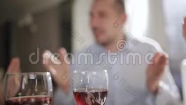 一群朋友在餐厅<strong>品尝红酒</strong>和丁克杯，特写。 背景模糊..